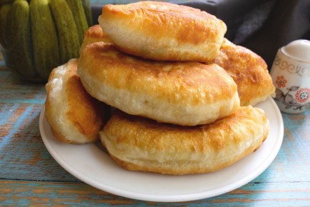 Пирожки с картофельным пюре и маринованными огурцами: необычный вкус в каждую порцию