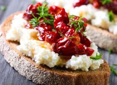 Идеальная брускетта с рикоттой и вялеными томатами для вашего стола