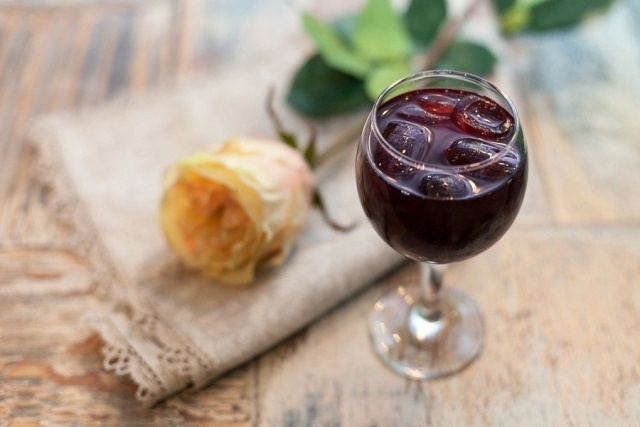 Летняя сангрия: освежающий коктейль всего за 15 минут