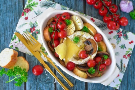 Запеченный бри с багетом и помидорами: идеальный ужин