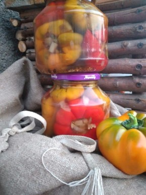 Необычные закуски: перцы с баклажанной начинкой