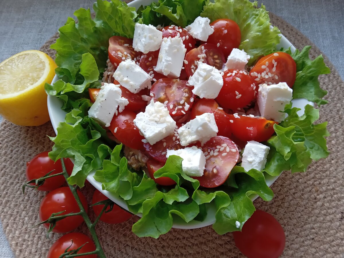 Откройте новый вкус: легкий салат с тунцом и томатами