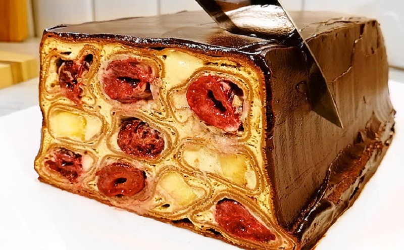 Волшебный блинный торт без выпечки: наслаждение шоколадом и фруктами