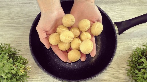 Как варка грецких орехов упрощает очистку: проверенный метод