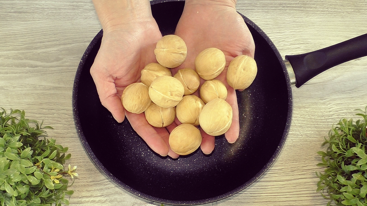 Как варка грецких орехов упрощает очистку: проверенный метод