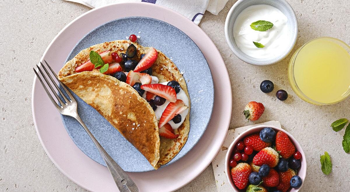 Завтрак, который приятно удивит: овсяноблин с йогуртом и ягодами