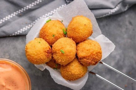 Сырные шарики с зеленью и чесноком: легкая закуска к любому празднику