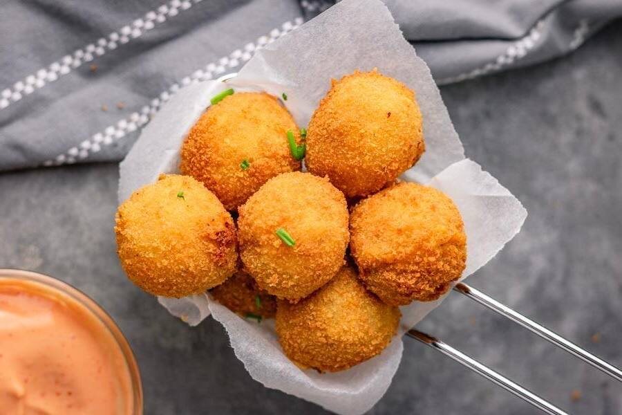 Сырные шарики с зеленью и чесноком: легкая закуска к любому празднику