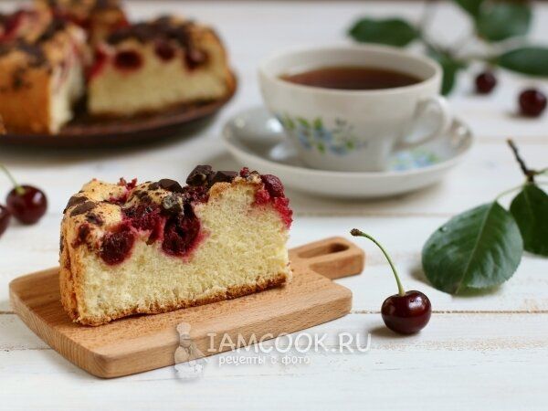 Шарлотка без яблок: вишня и шоколад для истинного наслаждения