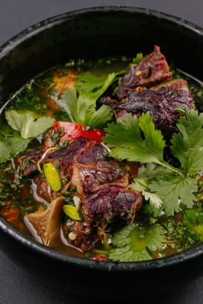 Кулинарное избавление: пряный суп с бычьими хвостами для восстановления сил