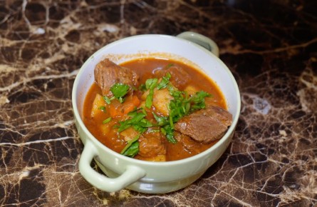 Вкусный соус с говядиной и картофелем для идеального ужина