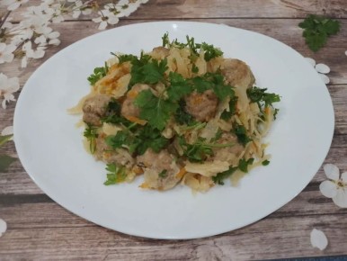 Капуста с мясными шариками: греющая классика на кухне