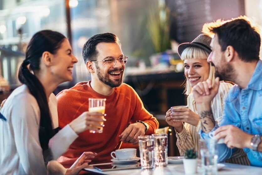 Смех в кафе: как найти баланс между весельем и соблюдением этикета