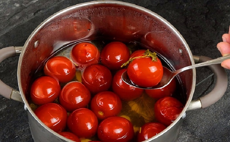 Мгновенные маринованные помидоры: кулинарный деликатес за 5 минут