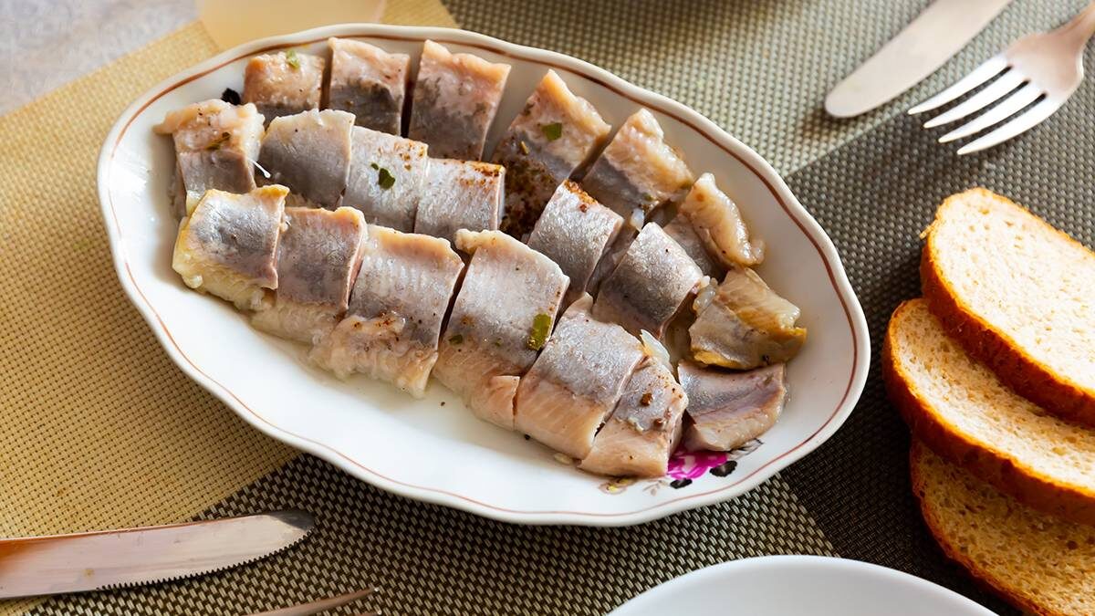 Сельдь в России: как цена на любимую рыбу взлетела почти на 30%