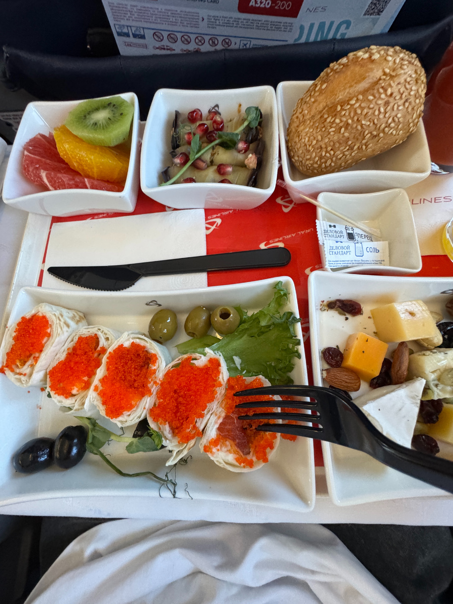 Как формируется меню на борту самолетов: от планирования до сервировки