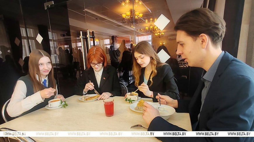 Обеды по-белорусски: как студенты ВГУ наслаждаются национальной кухней