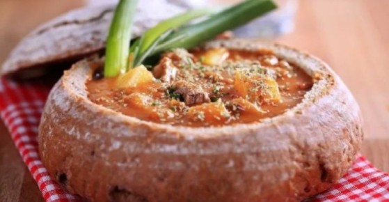 Говядина в хлебной тарелке: вкусное лакомство для всей семьи