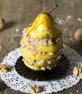 Неповторимый десерт: груша с орехами и медом
