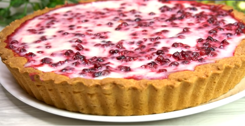 Почувствуйте волшебство: нежный пирог с брусникой, который затмит любой торт