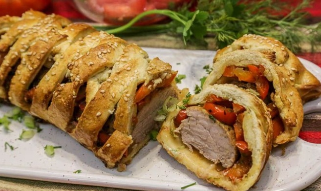 Необычное блюдо: свиная вырезка в тесте с ароматным сладким перцем