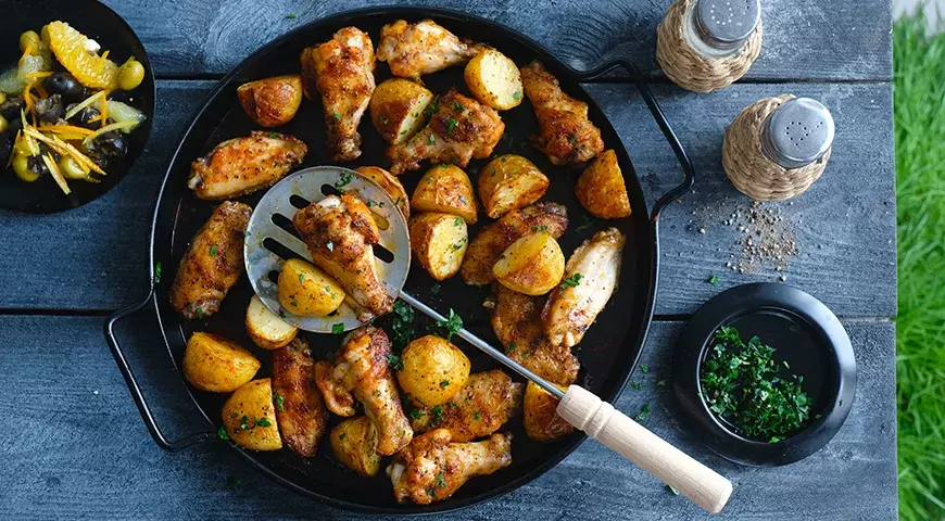 Как запечь картофель с крылышками в томатно-соевой глазури: вкусный и простой рецепт