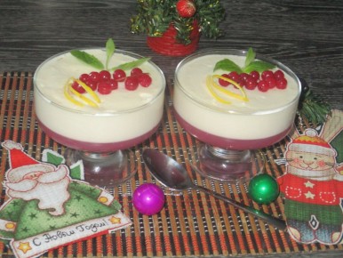 Ароматное ягодное желе с нежной сметаной: идеальный новогодний десерт без сахара