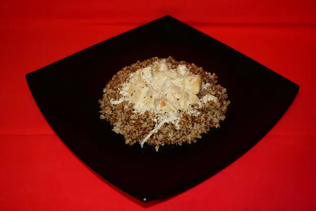 Сочные куриные филе с ароматным соусом и гречкой