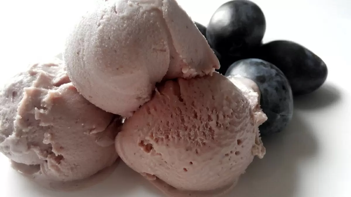 Летний десерт на любой вкус: сливовое мороженое с медом