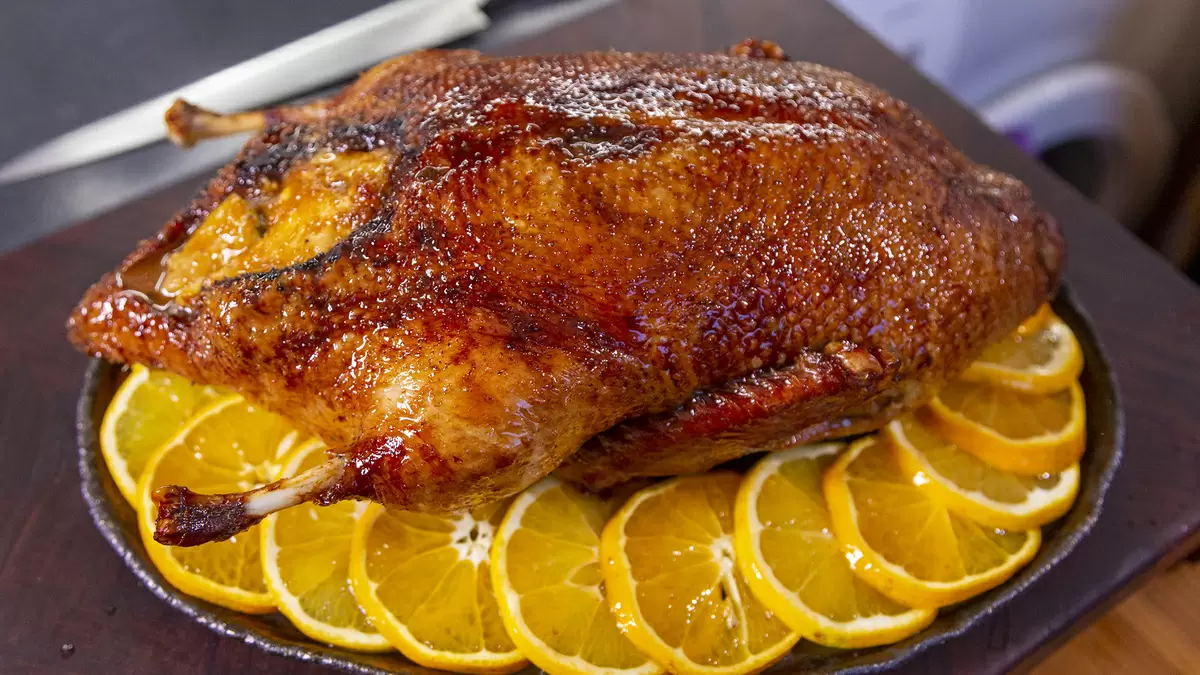 Утка с экзотической начинкой, поданная на апельсиновой подушке