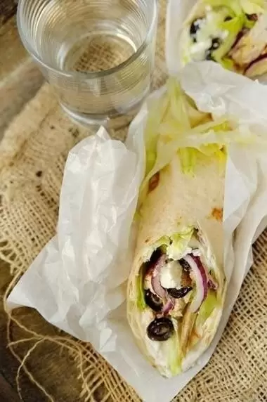 Вкусный рулет с курицей и цацики