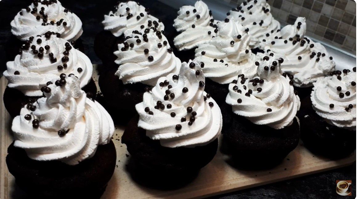 Неожиданный шоколадный десерт: капкейки-брауни с течащей начинкой для настоящих сладкоежек