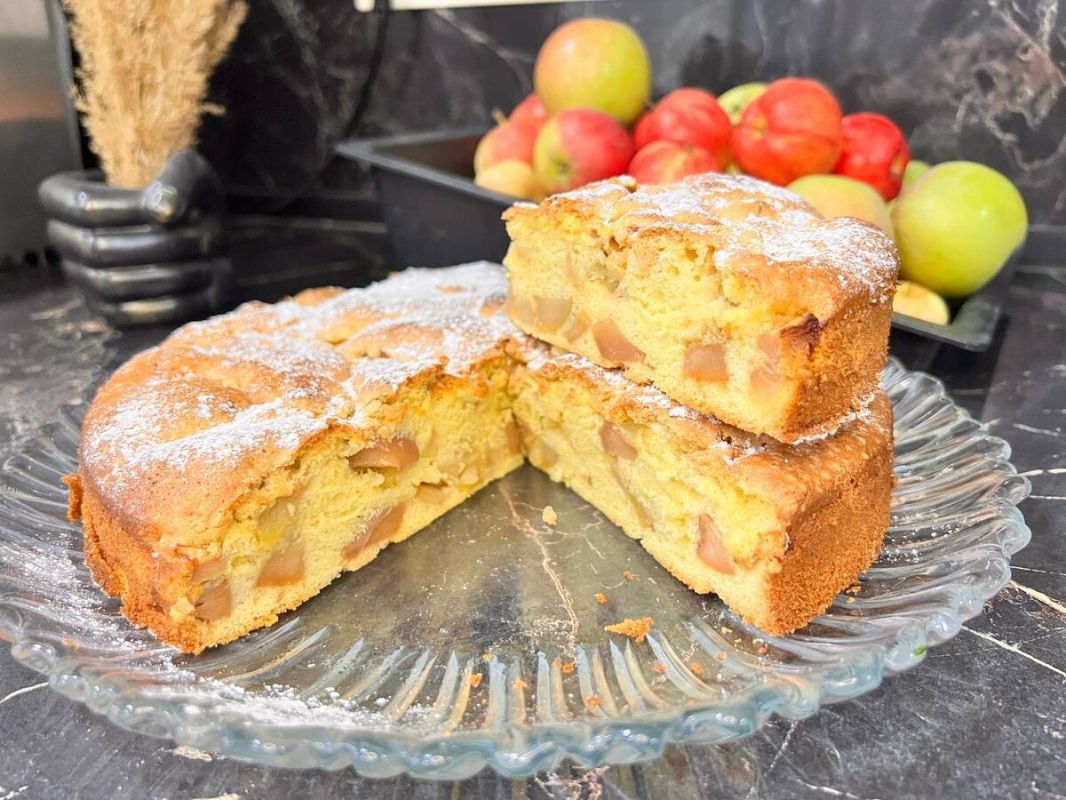 Шарлотка с яблоками: домашняя классика на любой случай