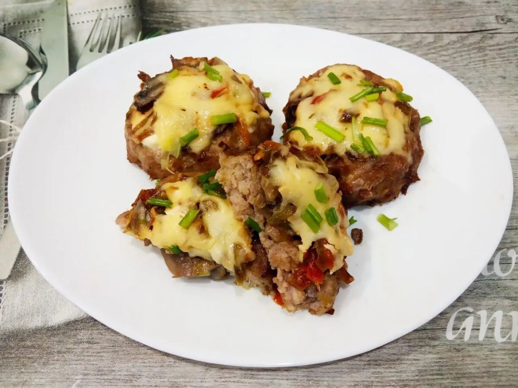 Вкусные мясные гнёзда с грибами и сыром: просто и аппетитно