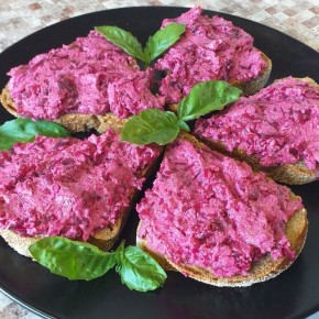 Яркий паштет из свёклы и сельди: легко и вкусно