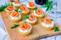 Тарталетки с нежным сыром и красной рыбой: идеальная закуска для любого праздника