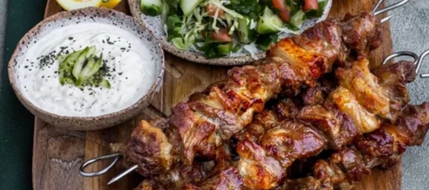 Искусство идеального шашлыка: секреты маринадов и выбора мяса