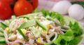 Нежный салат с кальмарами и яблоками для любого стола