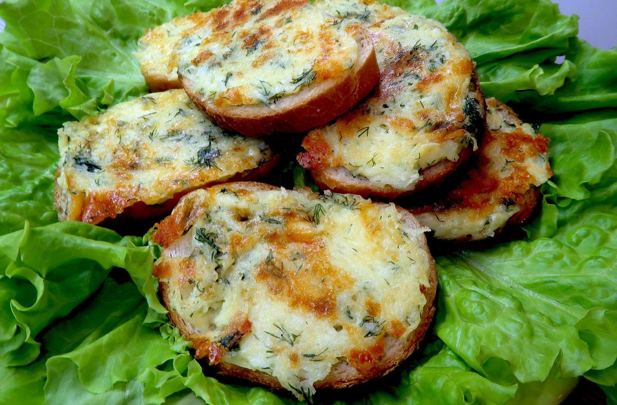Горячие бутерброды с картошкой на сковороде: быстро и вкусно!