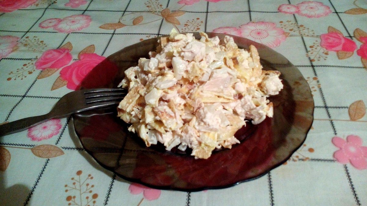 Салат из курицы с омлетными блинчиками – вкусное решение для любого стола